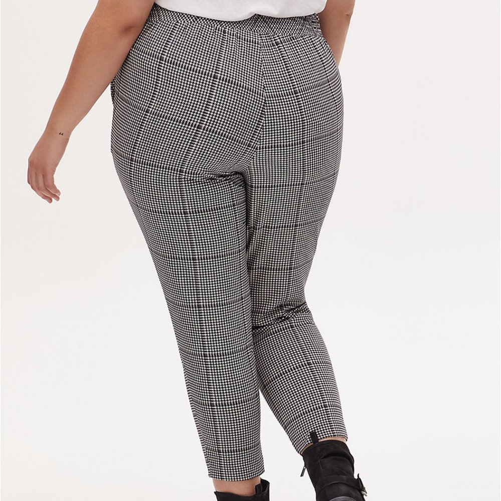 Torrid 1X (14-16) Pants Crepe Houndstooth Plaid Black White Ankle Pull On NWT - Picture 3 of 4